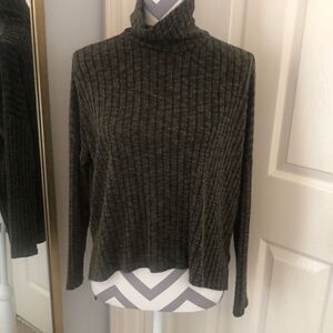 American Eagle olive green polyester blend lightweight turtleneck pullover
